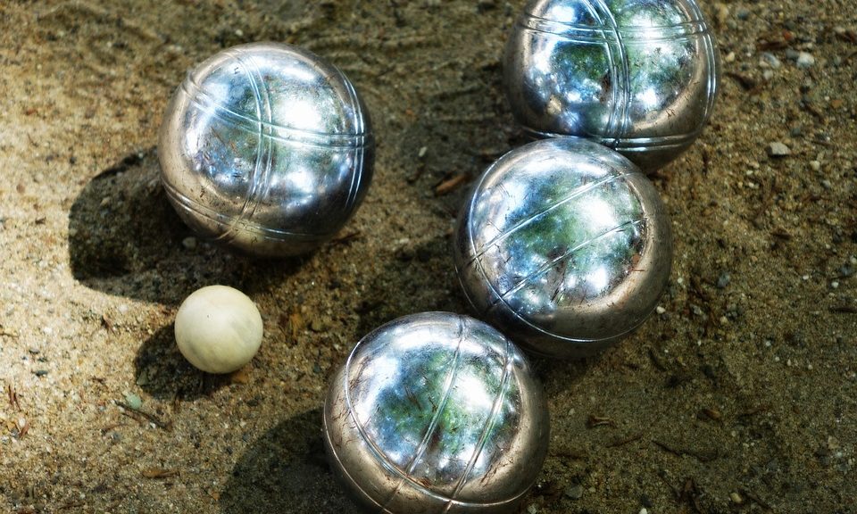 Wat is het nut van strepen op petanqueballen?